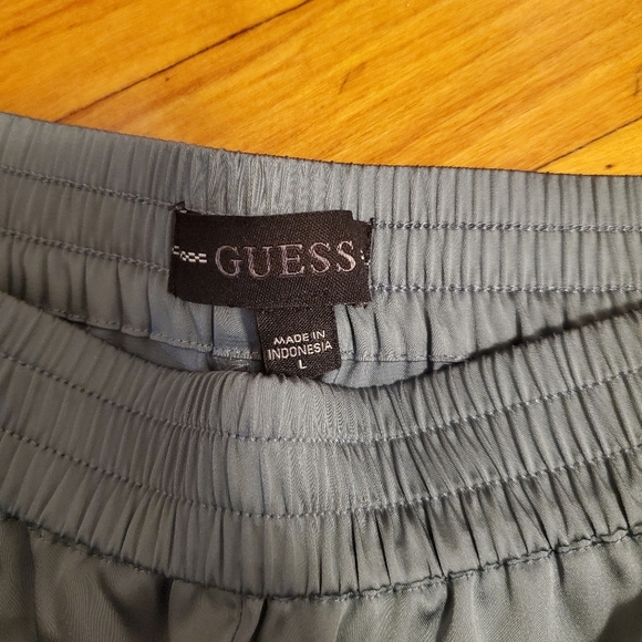 GUESS high rise satin jogger. Elastic waistband and cuffs. Green sage. Size L. - Picture 3 of 12